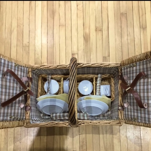 ✨HOST PICK✨ Vintage Stylish Cool Wicker Picnic Basket Dish Set - Never Used 🧺✨ - Picture 3 of 14